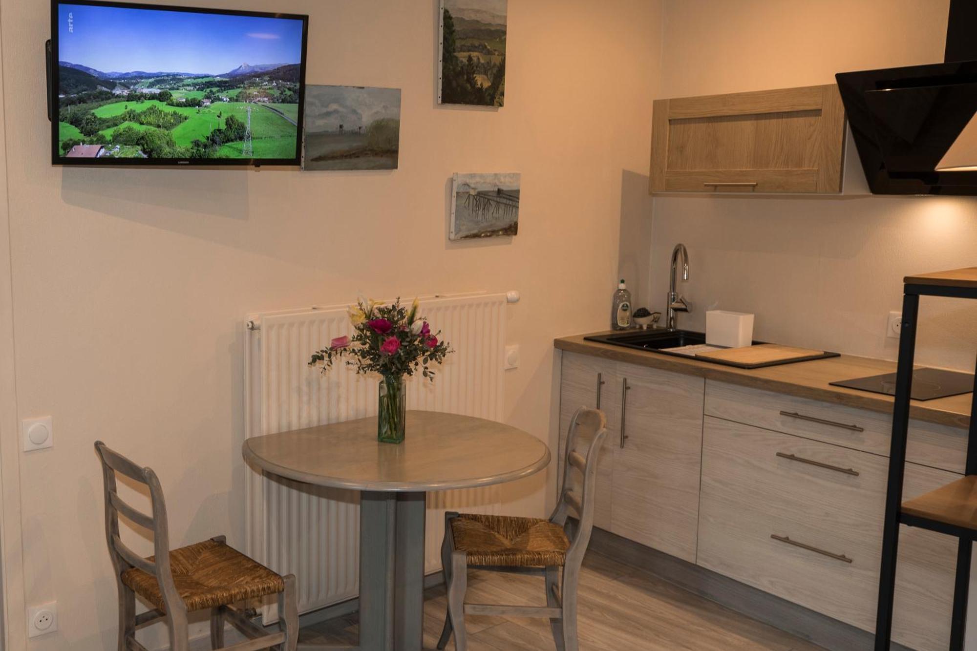 Agreable Logement Independant Avec Veranda Vienne  Dış mekan fotoğraf